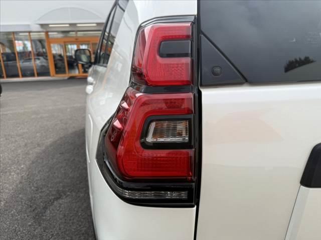 ランドクルーザープラド ＴＸ　Ｌパッケージ　マットブラックエディション　後期　４ＷＤ　ムーンルーフ　純ＯＰナビ　パノラマモニター　セーフティセンス　パーキングサポートブレーキ　ＬＥＤヘッド　ルーフレール　純１８インチＡＷ　ベージュ革シート　スマートキー　ＥＴＣ　ドラレコ（35枚目）