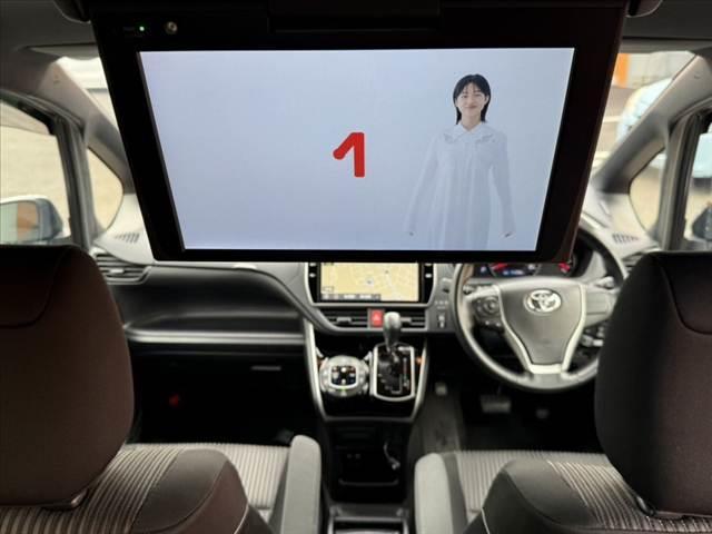 ヴォクシー ＺＳ　煌ＩＩ　禁煙車　後期　１０インチナビ　フリップダウン　セーフティセンス　両電スラ　フルセグ　バックカメラ　クリアランスソナー　ＥＴＣ　ドラレコ　純１６インチＡＷ　ＬＥＤヘッド　スマートキー　クルコン（2枚目）