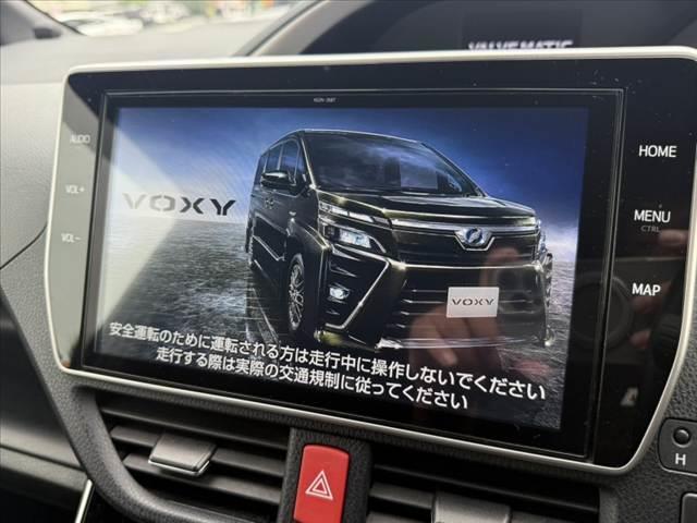 ヴォクシー ＺＳ　煌ＩＩ　禁煙車　後期　１０インチナビ　フリップダウン　セーフティセンス　両電スラ　フルセグ　バックカメラ　クリアランスソナー　ＥＴＣ　ドラレコ　純１６インチＡＷ　ＬＥＤヘッド　スマートキー　クルコン（3枚目）