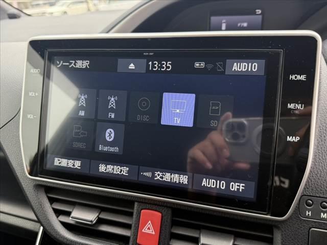 ヴォクシー ＺＳ　煌ＩＩ　禁煙車　後期　１０インチナビ　フリップダウン　セーフティセンス　両電スラ　フルセグ　バックカメラ　クリアランスソナー　ＥＴＣ　ドラレコ　純１６インチＡＷ　ＬＥＤヘッド　スマートキー　クルコン（6枚目）