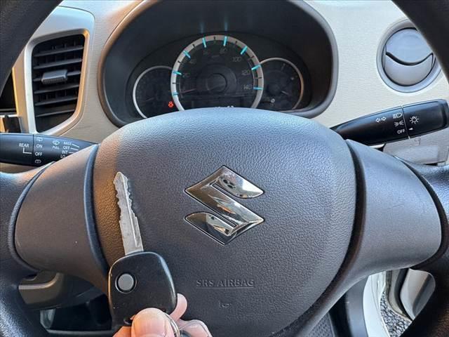 ワゴンR FX 車検整備付 オーディオ オートエアコン アイドリングストップ リモコンキー レベライザー 電格ミラー バニティミラー アームレスト シートアンダーボックス マットバイザー リアワイパー ISOーFIX(3枚目)