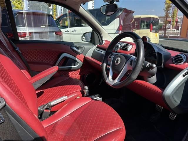 スマートフォーツークーペ ＢＲＡＢＵＳ　エクスクルーシブ　ＥＤ　テーラーメイド　禁煙車　後期　レッド革シート　ガラスルーフ　ナビ　フルセグ　バックカメラ　ＨＩＤヘッド　アンビエントライト　シートヒーター　革巻ステ　Ｆ１６インチＡＷ　Ｒ１７インチＡＷ　クルコン　ＥＴＣ　タコメーター（16枚目）