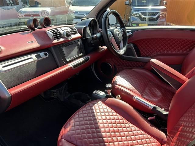 スマートフォーツークーペ ＢＲＡＢＵＳ　エクスクルーシブ　ＥＤ　テーラーメイド　禁煙車　後期　レッド革シート　ガラスルーフ　ナビ　フルセグ　バックカメラ　ＨＩＤヘッド　アンビエントライト　シートヒーター　革巻ステ　Ｆ１６インチＡＷ　Ｒ１７インチＡＷ　クルコン　ＥＴＣ　タコメーター（17枚目）