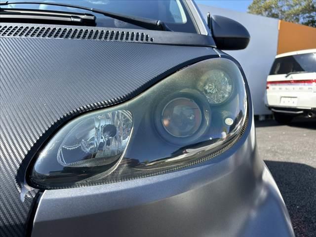 スマートフォーツークーペ ＢＲＡＢＵＳ　エクスクルーシブ　ＥＤ　テーラーメイド　禁煙車　後期　レッド革シート　ガラスルーフ　ナビ　フルセグ　バックカメラ　ＨＩＤヘッド　アンビエントライト　シートヒーター　革巻ステ　Ｆ１６インチＡＷ　Ｒ１７インチＡＷ　クルコン　ＥＴＣ　タコメーター（34枚目）