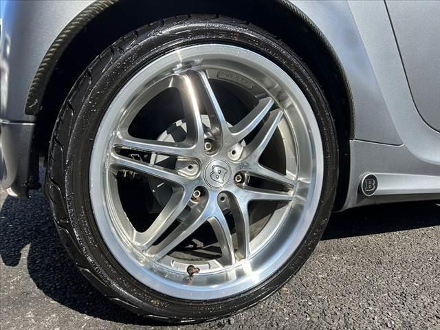 スマートフォーツークーペ ＢＲＡＢＵＳ　エクスクルーシブ　ＥＤ　テーラーメイド　禁煙車　後期　レッド革シート　ガラスルーフ　ナビ　フルセグ　バックカメラ　ＨＩＤヘッド　アンビエントライト　シートヒーター　革巻ステ　Ｆ１６インチＡＷ　Ｒ１７インチＡＷ　クルコン　ＥＴＣ　タコメーター（39枚目）