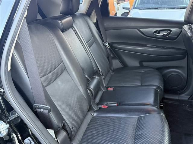 エクストレイル 20X エマージェンシーブレーキパッケージ 禁煙車 4WD ガラスルーフ OPナビ アラビュー パワーバックドア LEDヘッド ルーフレール フルセグ 革巻ステ シートヒーター Aストップ 純17インチAW スマートキー ETC ステリモ オートライト(20枚目)