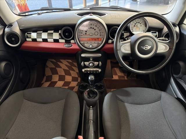 MINI ワン 禁煙車 オーディオ 6AT プッシュスタート ドラレコ ETC 12Vソケット シートリフター ISOFIX バニティミラー 電格ミラー オレンジターンランプ 17インチAW 無塗装ドアミラー(2枚目)