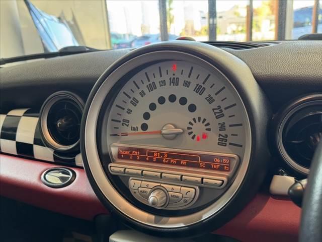 MINI ワン 禁煙車 オーディオ 6AT プッシュスタート ドラレコ ETC 12Vソケット シートリフター ISOFIX バニティミラー 電格ミラー オレンジターンランプ 17インチAW 無塗装ドアミラー(4枚目)