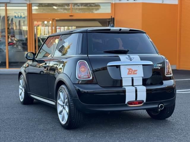 MINI ワン 禁煙車 オーディオ 6AT プッシュスタート ドラレコ ETC 12Vソケット シートリフター ISOFIX バニティミラー 電格ミラー オレンジターンランプ 17インチAW 無塗装ドアミラー(15枚目)