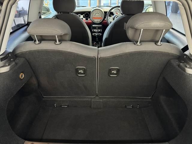 MINI ワン 禁煙車 オーディオ 6AT プッシュスタート ドラレコ ETC 12Vソケット シートリフター ISOFIX バニティミラー 電格ミラー オレンジターンランプ 17インチAW 無塗装ドアミラー(19枚目)