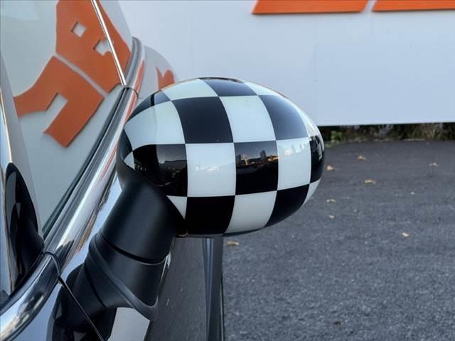 MINI ワン 禁煙車 オーディオ 6AT プッシュスタート ドラレコ ETC 12Vソケット シートリフター ISOFIX バニティミラー 電格ミラー オレンジターンランプ 17インチAW 無塗装ドアミラー(33枚目)