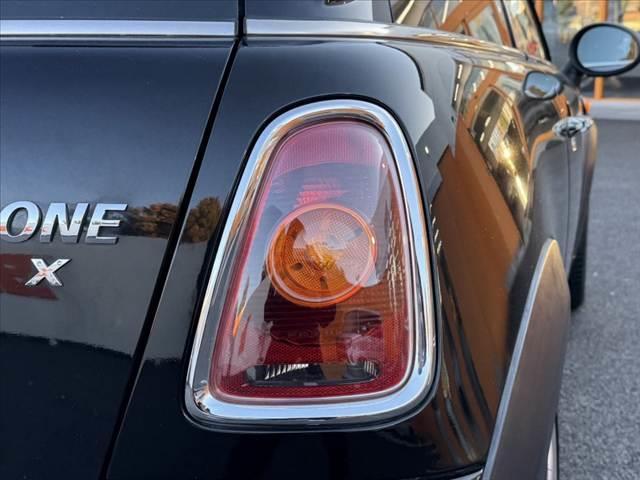 MINI ワン 禁煙車 オーディオ 6AT プッシュスタート ドラレコ ETC 12Vソケット シートリフター ISOFIX バニティミラー 電格ミラー オレンジターンランプ 17インチAW 無塗装ドアミラー(35枚目)