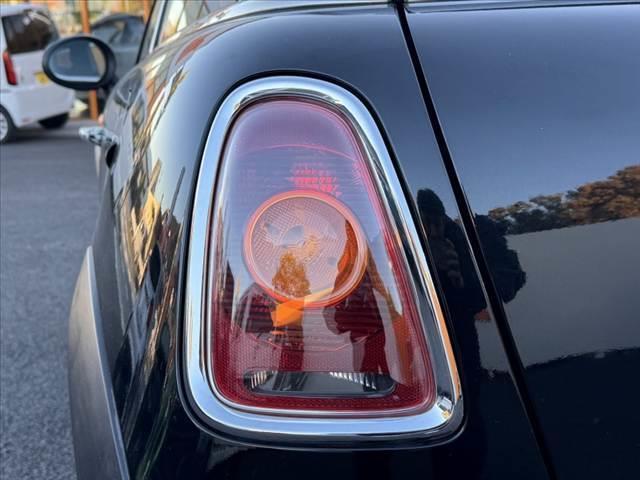 MINI ワン 禁煙車 オーディオ 6AT プッシュスタート ドラレコ ETC 12Vソケット シートリフター ISOFIX バニティミラー 電格ミラー オレンジターンランプ 17インチAW 無塗装ドアミラー(36枚目)