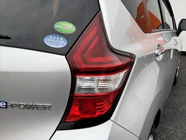 ノート e-パワー B 禁煙車 車検整備付 後期 アラビュー インテリジェントRミラー エマブレ フロントバックソナー Aライト オーディオ プライバシーガラス Rワイパー シートリフター バニティミラー 電格ミラー(35枚目)