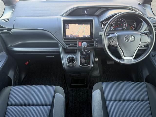 ヴォクシー ＺＳ　煌　禁煙車　セーフティセンスＣ　９インチナビ　フルセグ　Ｂカメラ　両電スラ　ＬＥＤヘッド　Ａライト　スマートキー　チルトステ　シートリフター　アームレスト　１６インチＡＷ　革巻ステ　ＷＳＲＳエアバッグ（2枚目）