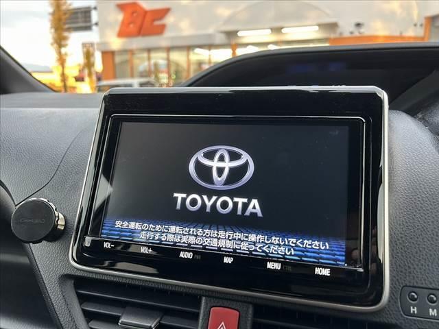 ノア ハイブリッドＳｉ　ダブルバイビー　禁煙車　後期　９型ナビ　ＦＤモニター　セーフティセンスＣ　フルセグ　両電スラ　バックカメラ　ＬＥＤヘッド　オートライト　フォグ　スマートキー　合皮コンビシート　快適温熱シート　クルコン　ＥＴＣ（3枚目）