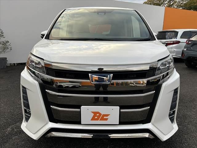 ノア ハイブリッドＳｉ　ダブルバイビー　禁煙車　後期　９型ナビ　ＦＤモニター　セーフティセンスＣ　フルセグ　両電スラ　バックカメラ　ＬＥＤヘッド　オートライト　フォグ　スマートキー　合皮コンビシート　快適温熱シート　クルコン　ＥＴＣ（9枚目）
