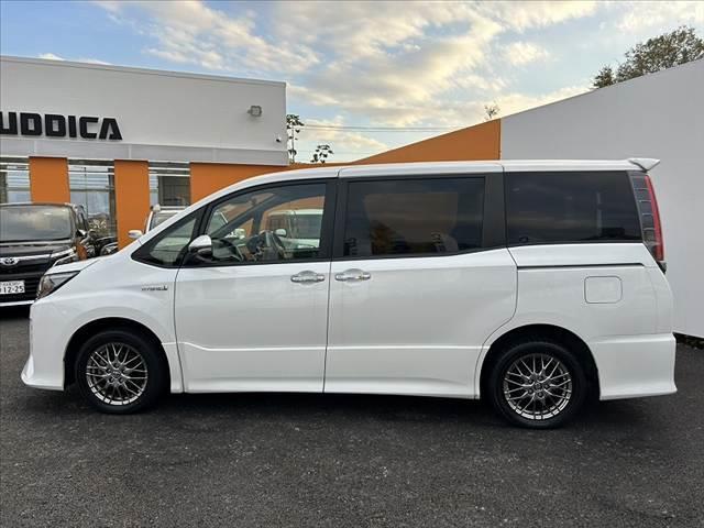 ノア ハイブリッドＳｉ　ダブルバイビー　禁煙車　後期　９型ナビ　ＦＤモニター　セーフティセンスＣ　フルセグ　両電スラ　バックカメラ　ＬＥＤヘッド　オートライト　フォグ　スマートキー　合皮コンビシート　快適温熱シート　クルコン　ＥＴＣ（11枚目）