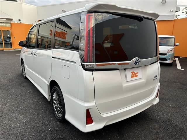 ノア ハイブリッドＳｉ　ダブルバイビー　禁煙車　後期　９型ナビ　ＦＤモニター　セーフティセンスＣ　フルセグ　両電スラ　バックカメラ　ＬＥＤヘッド　オートライト　フォグ　スマートキー　合皮コンビシート　快適温熱シート　クルコン　ＥＴＣ（13枚目）