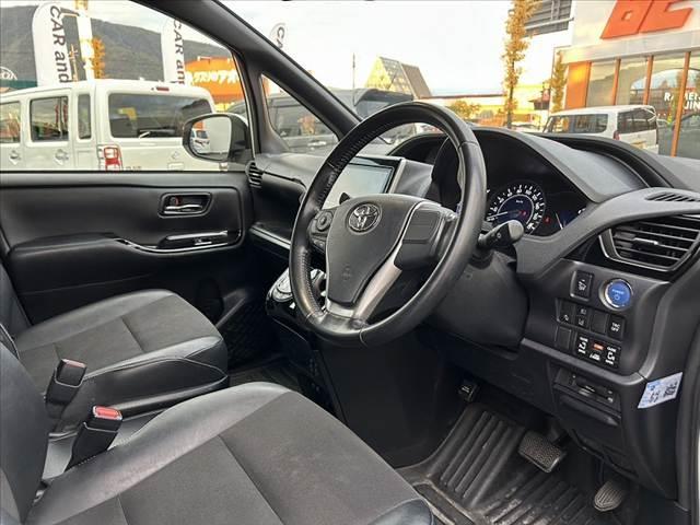 ノア ハイブリッドＳｉ　ダブルバイビー　禁煙車　後期　９型ナビ　ＦＤモニター　セーフティセンスＣ　フルセグ　両電スラ　バックカメラ　ＬＥＤヘッド　オートライト　フォグ　スマートキー　合皮コンビシート　快適温熱シート　クルコン　ＥＴＣ（16枚目）