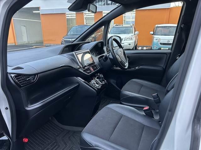 ノア ハイブリッドＳｉ　ダブルバイビー　禁煙車　後期　９型ナビ　ＦＤモニター　セーフティセンスＣ　フルセグ　両電スラ　バックカメラ　ＬＥＤヘッド　オートライト　フォグ　スマートキー　合皮コンビシート　快適温熱シート　クルコン　ＥＴＣ（17枚目）