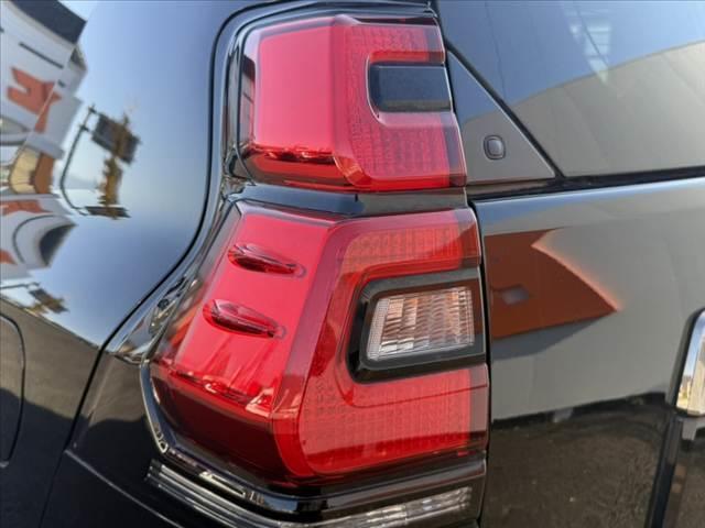 ランドクルーザープラド TX Lパッケージ・ブラックエディション 禁煙車 後期 4WD ルーフレール 9型ナビ フルセグ Bカメラ セーフティセンス LEDヘッド Aライト フォグ スマートキー 純18インチAW 革シート Pシート 快適温熱シート ドラレコ(33枚目)