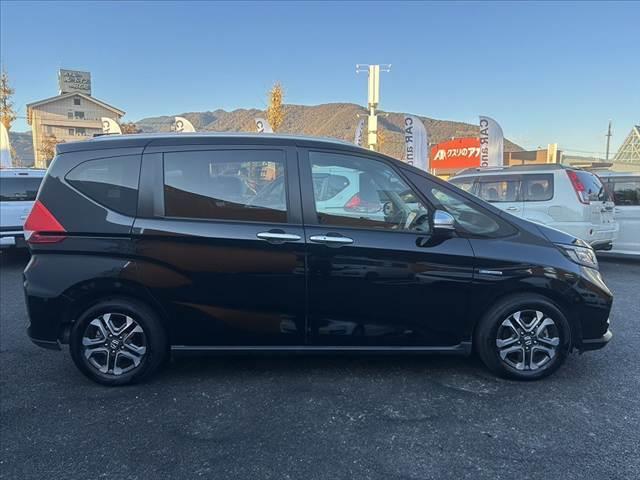 フリードハイブリッド ハイブリッド・クロスターホンダセンシング　禁煙車　車検整備付　後期　９型ナビ　ホンダセンシング　フルセグ　バックカメラ　両電スラ　ＬＥＤヘッド　オートライト　スマートキー　純１５インチＡＷ　合皮コンビシート　ルーフレール　ＥＴＣ　ドラレコ（12枚目）