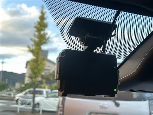 ヤリス Ｘ　禁煙車　車検整備付　純正ナビ　バックガイドモニター　クリアランスソナー　セーフティセンス　レーンキープ　パーキングサポート　スマートキー　ドラレコ　ステリモ　ＥＴＣ　ウレタン製ステア　バニティミラー（5枚目）