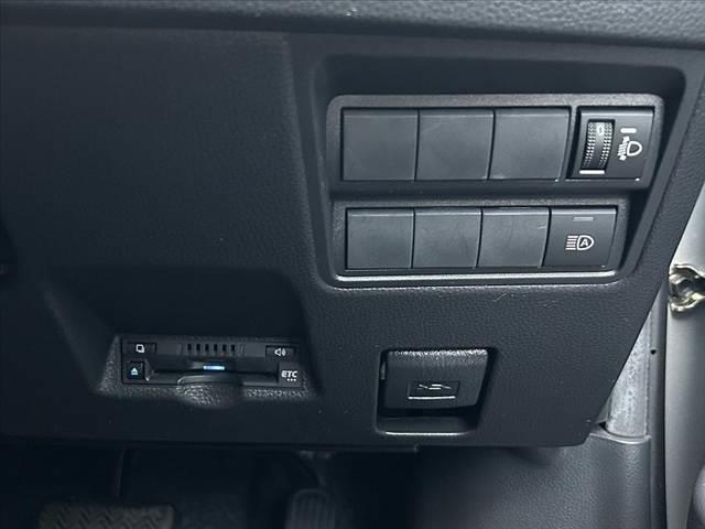 ヤリス Ｘ　禁煙車　車検整備付　純正ナビ　バックガイドモニター　クリアランスソナー　セーフティセンス　レーンキープ　パーキングサポート　スマートキー　ドラレコ　ステリモ　ＥＴＣ　ウレタン製ステア　バニティミラー（6枚目）