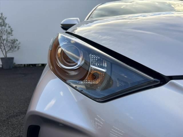 ヤリス Ｘ　禁煙車　車検整備付　純正ナビ　バックガイドモニター　クリアランスソナー　セーフティセンス　レーンキープ　パーキングサポート　スマートキー　ドラレコ　ステリモ　ＥＴＣ　ウレタン製ステア　バニティミラー（33枚目）