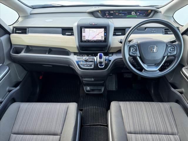 フリードハイブリッド ハイブリッド・Ｇホンダセンシング　禁煙車　ホンダセンシング　両電スラ　インターナビセット　Ｂカメラ　フルセグ　ＬＥＤヘッド　　シートヒーター　２列目キャプテンシート　ロールサンシェード　スマートキー　ＥＴＣ　ドラレコ　外１５ＡＷ（2枚目）