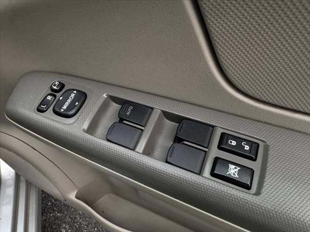 ステラ 　禁煙車　車検整備付　オーディオ　キーレスキー　電格ミラー　レベライザー　１２Ｖソケット　プライバシーガラス　ウレタン製ステア　ＳＲＳエアバック　外１４インチＡＷ　オートエアコン　シートリフター（6枚目）