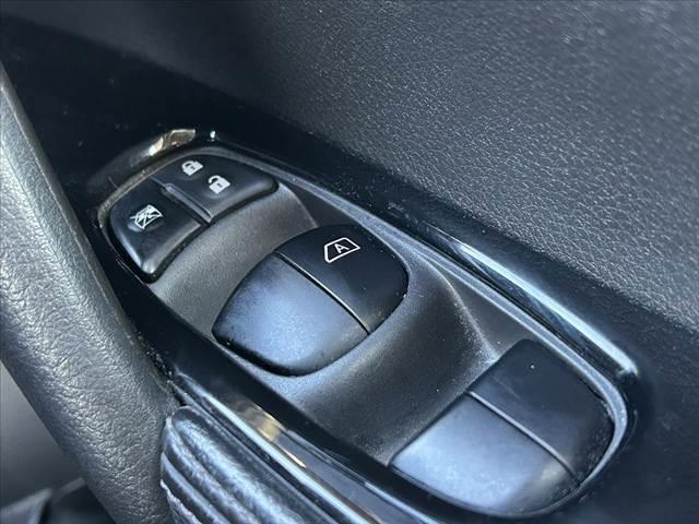 エクストレイル 20X エマージェンシーブレーキパッケージ 禁煙車 LEDヘッド エマブレ 純正ナビ フルセグ バックカメラ インテリキー オートライト フォグ シートヒーター 純正17インチAW 革巻きステ ステリモ ETC ドラレコ WSRSエアバック(29枚目)