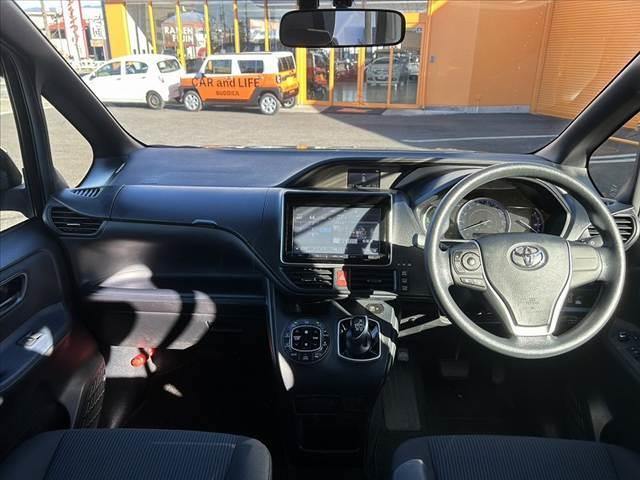 ヴォクシー ハイブリッドＸ　禁煙車　車検整備付　９インチナビ　フルセグ　バックカメラ　電スラ　スマートキー　ＬＥＤヘッド　Ａライト　プッシュスタート　サイドテーブル　イージークローザー　シートバックポケット　ステリモ　ＥＴＣ（2枚目）