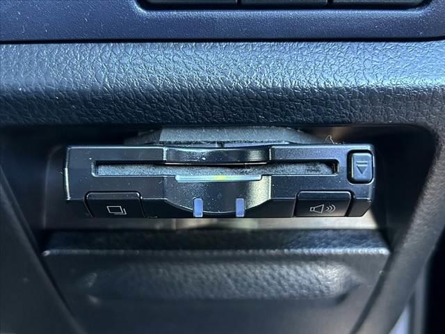 ヴォクシー ハイブリッドＸ　禁煙車　車検整備付　９インチナビ　フルセグ　バックカメラ　電スラ　スマートキー　ＬＥＤヘッド　Ａライト　プッシュスタート　サイドテーブル　イージークローザー　シートバックポケット　ステリモ　ＥＴＣ（5枚目）