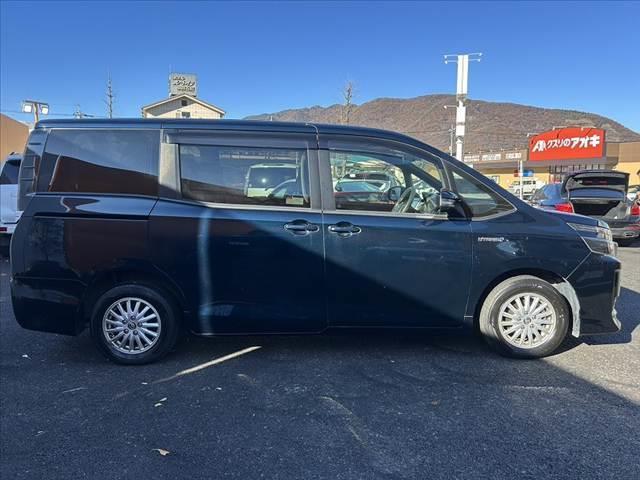 ヴォクシー ハイブリッドＸ　禁煙車　車検整備付　９インチナビ　フルセグ　バックカメラ　電スラ　スマートキー　ＬＥＤヘッド　Ａライト　プッシュスタート　サイドテーブル　イージークローザー　シートバックポケット　ステリモ　ＥＴＣ（12枚目）