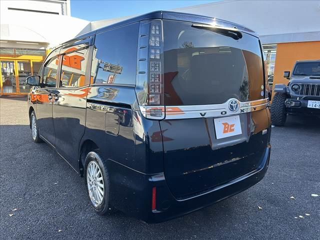 ヴォクシー ハイブリッドＸ　禁煙車　車検整備付　９インチナビ　フルセグ　バックカメラ　電スラ　スマートキー　ＬＥＤヘッド　Ａライト　プッシュスタート　サイドテーブル　イージークローザー　シートバックポケット　ステリモ　ＥＴＣ（13枚目）