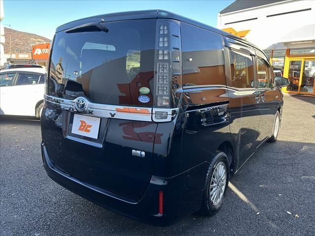 ヴォクシー ハイブリッドＸ　禁煙車　車検整備付　９インチナビ　フルセグ　バックカメラ　電スラ　スマートキー　ＬＥＤヘッド　Ａライト　プッシュスタート　サイドテーブル　イージークローザー　シートバックポケット　ステリモ　ＥＴＣ（15枚目）