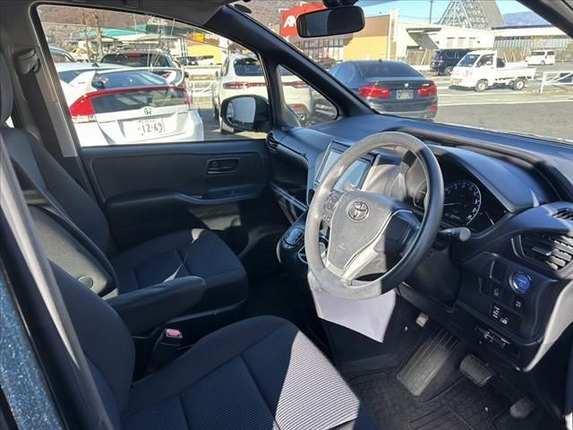 ヴォクシー ハイブリッドＸ　禁煙車　車検整備付　９インチナビ　フルセグ　バックカメラ　電スラ　スマートキー　ＬＥＤヘッド　Ａライト　プッシュスタート　サイドテーブル　イージークローザー　シートバックポケット　ステリモ　ＥＴＣ（16枚目）