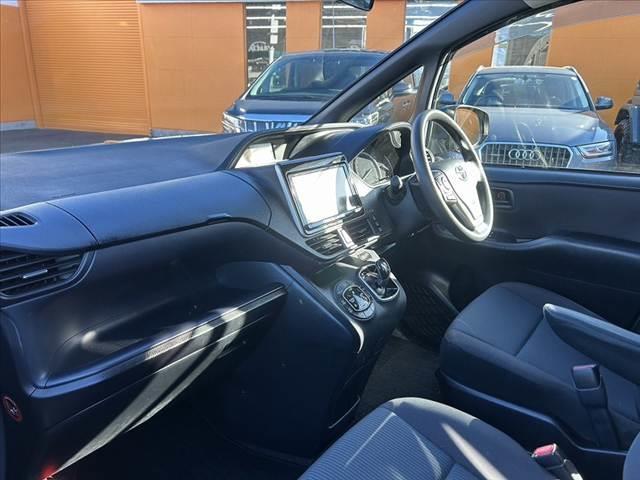 ヴォクシー ハイブリッドＸ　禁煙車　車検整備付　９インチナビ　フルセグ　バックカメラ　電スラ　スマートキー　ＬＥＤヘッド　Ａライト　プッシュスタート　サイドテーブル　イージークローザー　シートバックポケット　ステリモ　ＥＴＣ（17枚目）