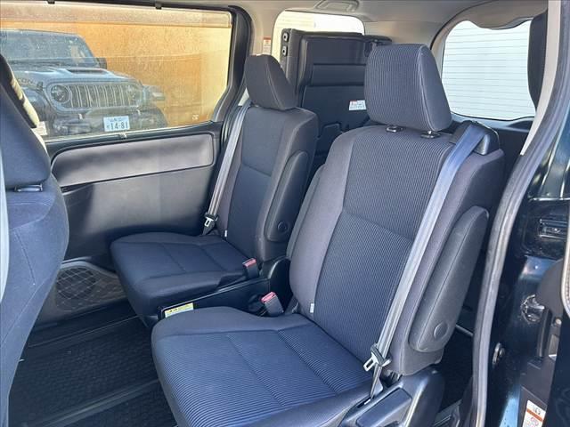 ヴォクシー ハイブリッドＸ　禁煙車　車検整備付　９インチナビ　フルセグ　バックカメラ　電スラ　スマートキー　ＬＥＤヘッド　Ａライト　プッシュスタート　サイドテーブル　イージークローザー　シートバックポケット　ステリモ　ＥＴＣ（18枚目）