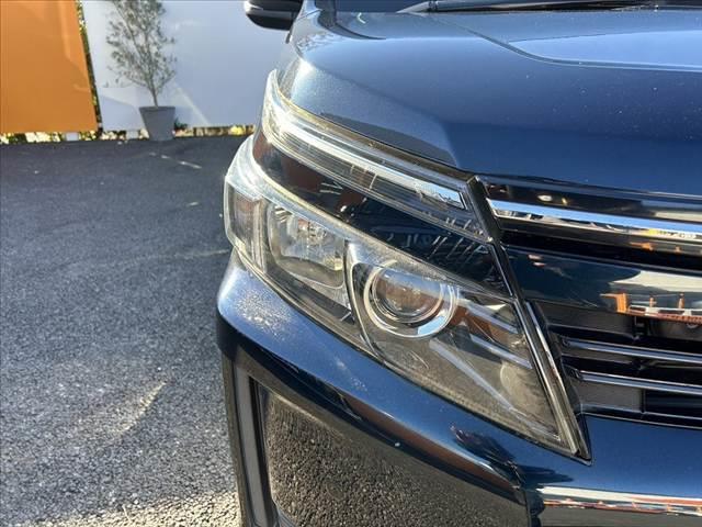 ヴォクシー ハイブリッドＸ　禁煙車　車検整備付　９インチナビ　フルセグ　バックカメラ　電スラ　スマートキー　ＬＥＤヘッド　Ａライト　プッシュスタート　サイドテーブル　イージークローザー　シートバックポケット　ステリモ　ＥＴＣ（33枚目）