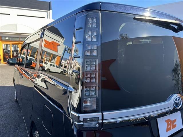 ヴォクシー ハイブリッドＸ　禁煙車　車検整備付　９インチナビ　フルセグ　バックカメラ　電スラ　スマートキー　ＬＥＤヘッド　Ａライト　プッシュスタート　サイドテーブル　イージークローザー　シートバックポケット　ステリモ　ＥＴＣ（35枚目）