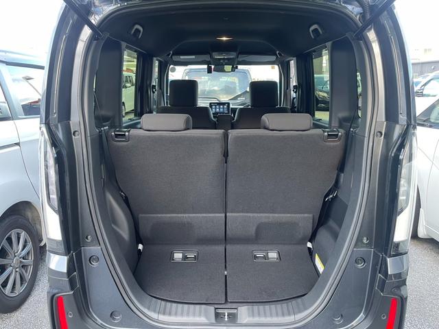 荷室、少しの荷物ならシートアレンジなしで積載可能です