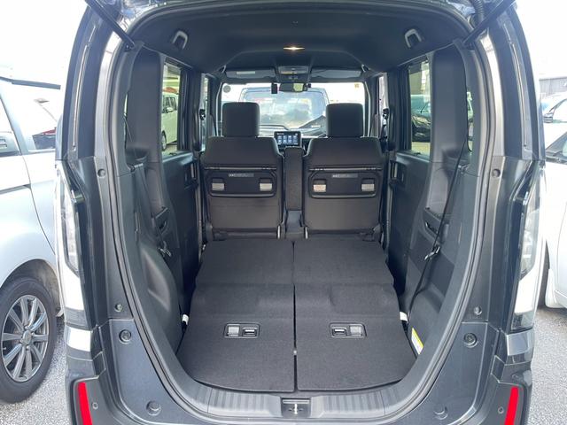 シートを倒すとフラットな荷室が広がり、自転車なども積載可能なスペースが広がります。