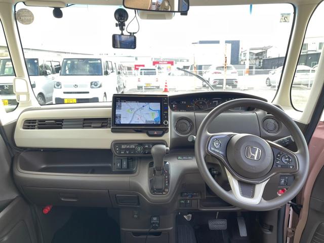 すっきりと洗練されたインパネ周りとなっております。