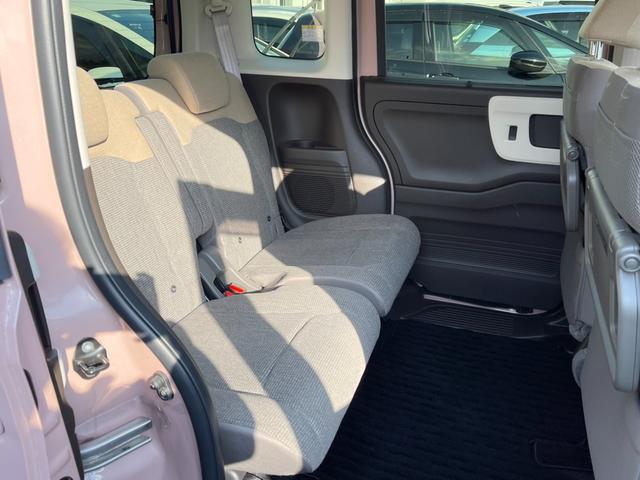 リアシート。大人の方もしっかりと座れる広さを確保しております。