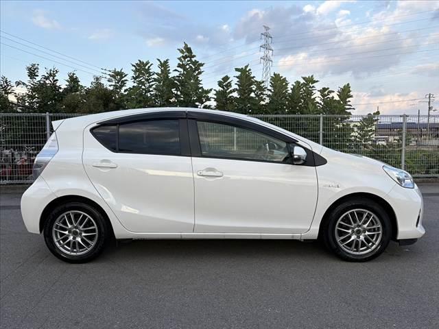 アクア S 禁煙車 ナビ フルセグ BT DVD再生 Pスタート Aライト 社外AW ETC 前後ドラレコ 電格 スマートキー AAC SRSエアB ABS Pガラス フロアマット リアワイパー シートリフター(11枚目)