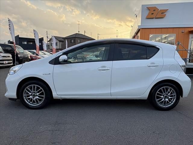 アクア S 禁煙車 ナビ フルセグ BT DVD再生 Pスタート Aライト 社外AW ETC 前後ドラレコ 電格 スマートキー AAC SRSエアB ABS Pガラス フロアマット リアワイパー シートリフター(12枚目)