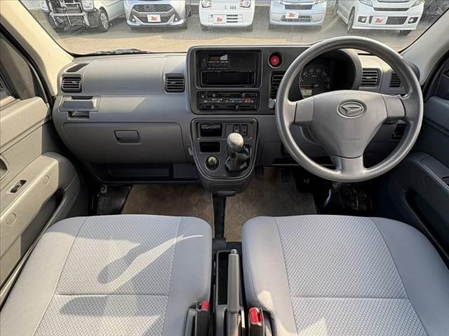 ハイゼットカーゴ 　中期　禁煙　５ＭＴ　キーレス　ＥＴＣ　パワーウィンドウ　ＦＭＡＭラジオ　ハイルーフ　ヘッドライトレベライザー　リア熱線　Ｒワイパー　プライバシーガラス　マニュアルエアコン　アナログメーター（2枚目）